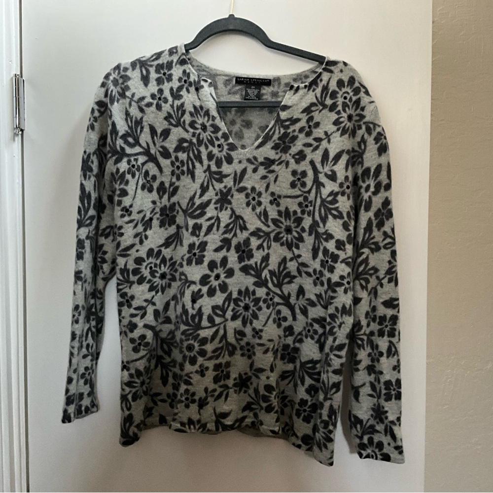Lambswool Angora Gray Black Floral V-Neck Sweater Size 2X fits like a 1x